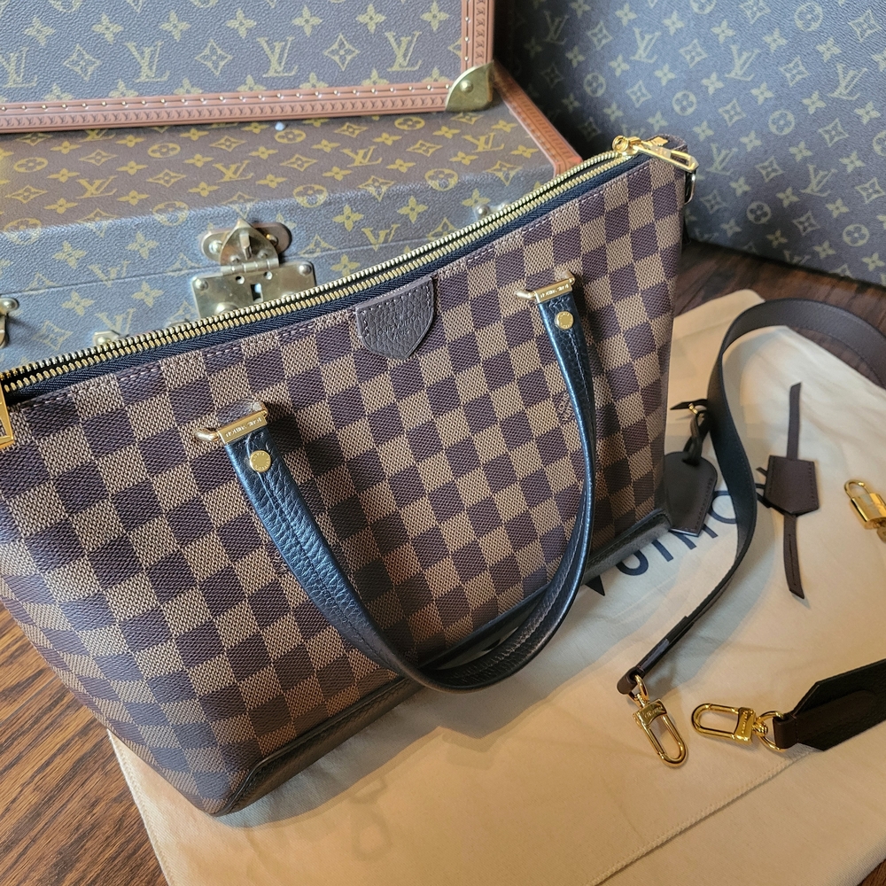 Louis Vuitton Hyde Park